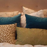 vue multiples coussin sur lit