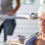 personne agée lisant un livre