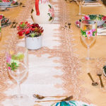 table dressée motifs fleuris