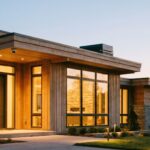 Maison moderne sécurisée par un système connecté, lumière douce au crépuscule