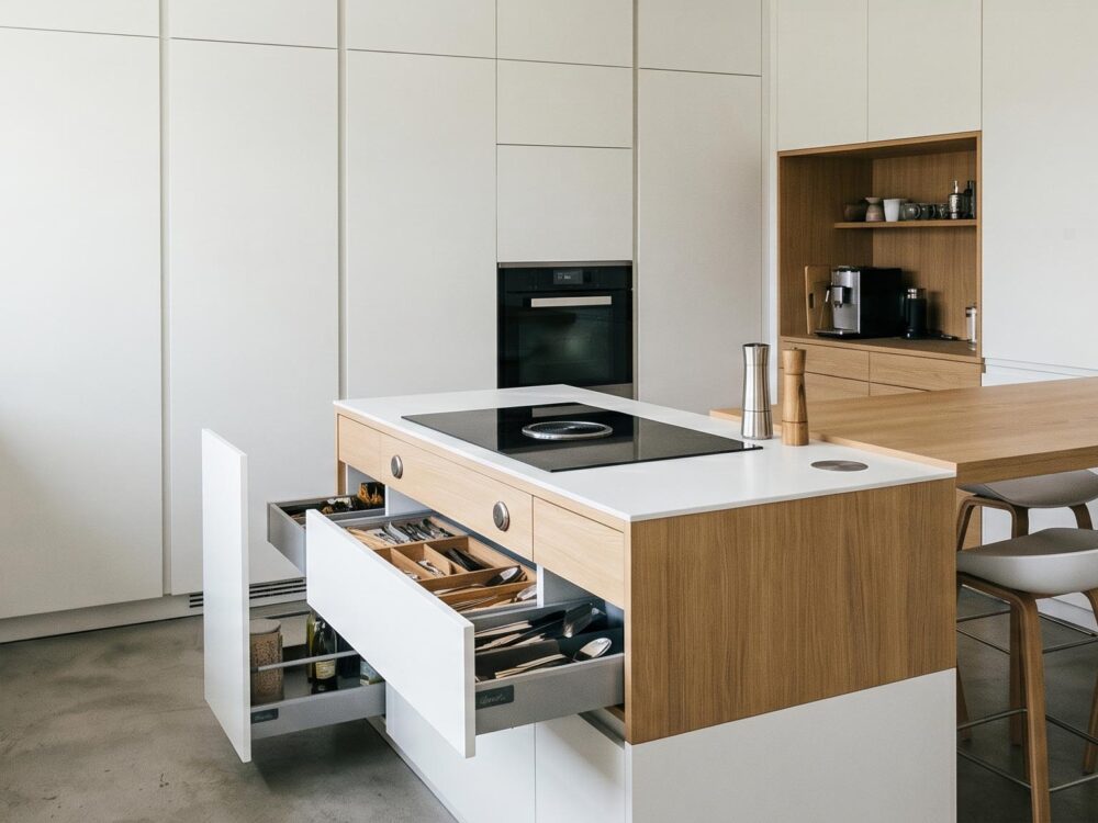 Cuisine compacte moderne aménagée avec îlot central multifonction