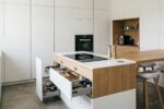 Cuisine compacte moderne aménagée avec îlot central multifonction