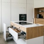 Cuisine compacte moderne aménagée avec îlot central multifonction