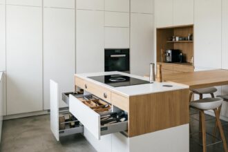 Cuisine compacte moderne aménagée avec îlot central multifonction