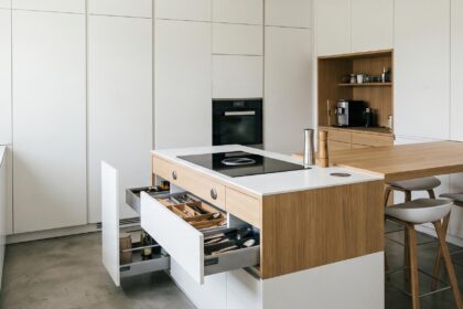 Cuisine compacte moderne aménagée avec îlot central multifonction