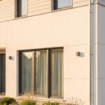 Façade de maison rénovée avec une nouvelle isolation par l'extérieur ITE