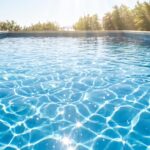 Piscine propre et cristalline en plein été