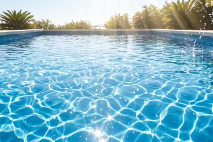 Piscine propre et cristalline en plein été
