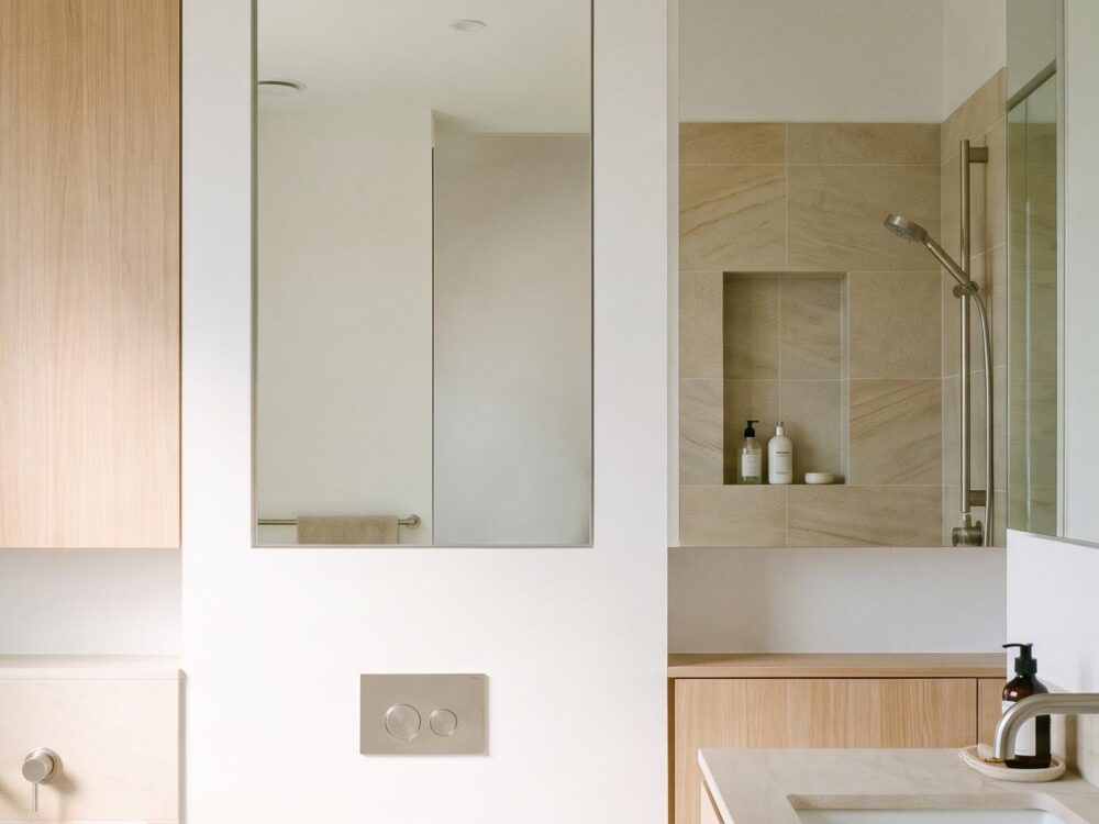 Rangement invisible pour petite salle de bain