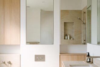 Rangement invisible pour petite salle de bain