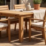 Salon de jardin en bois propre et entretenu
