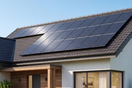 Toit de maison moderne avec panneaux solaires