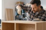 perceuse visseuse pour assembler un meuble en bois