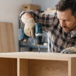 perceuse visseuse pour assembler un meuble en bois