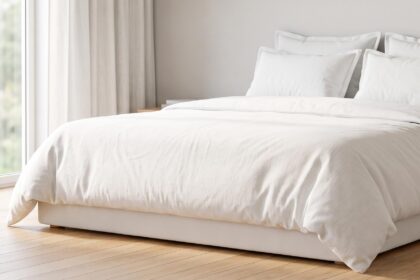 Chambre lumineuse avec un matelas blanc et des draps clairs, symbole de propreté et de fraîcheur