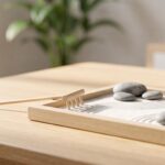 Kit jardin zen miniature élégant sur un bureau en bois pour méditation et détente au travail