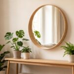 Miroir scandinave rond en bois clair au-dessus d'une console en bois, reflétant une lumière douce dans un salon hygge