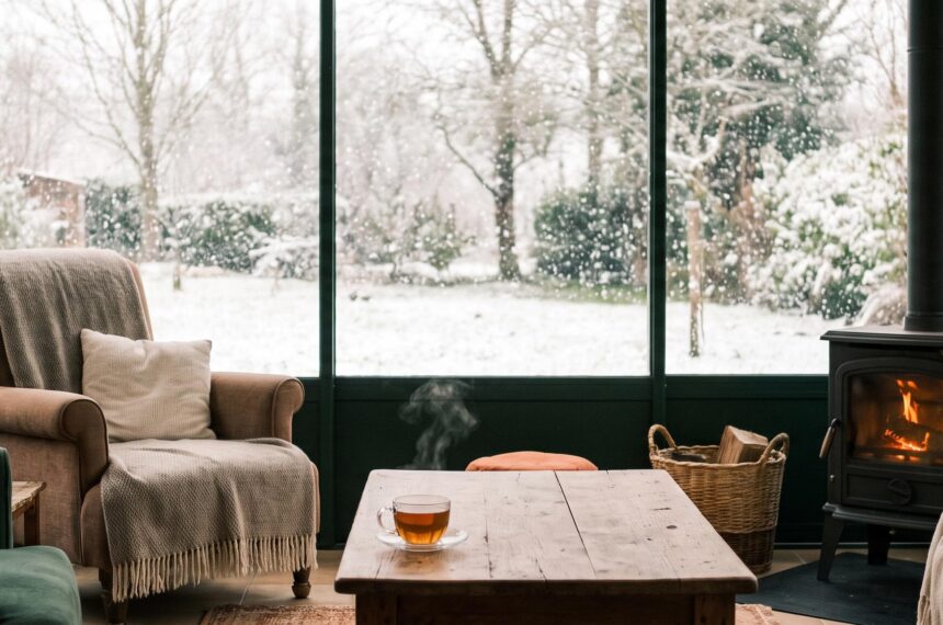 Intérieur douillet d'une véranda parfaitement étanche, face à un paysage enneigé en hiver