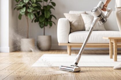 Aspirateur moderne en action dans un salon propre pour un nettoyage efficace et un air sain