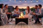 Ambiance chaleureuse autour d'un brasero allumé sur une terrasse moderne en fin de journée