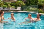 piscine enterrée moderne dans un jardin paysager