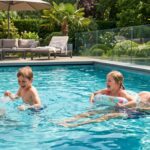piscine enterrée moderne dans un jardin paysager
