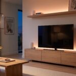 Éclairage connecté Philips Hue dans un salon, avec ampoules E27 et Lightstrip discrètes