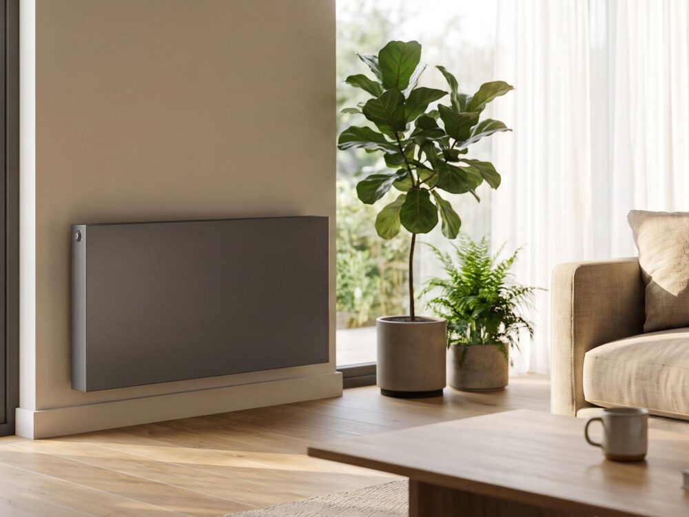 Intérieur contemporain avec un chauffage économique discret et une ambiance lumineuse et accueillante