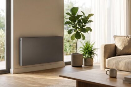 Intérieur contemporain avec un chauffage économique discret et une ambiance lumineuse et accueillante