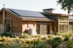 Maison autonome moderne avec panneaux solaires et récupération d'eau de pluie
