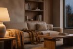 Salon chaleureux avec éclairage intérieur cosy d'automne et lampes d'appoint tamisées