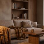 Salon chaleureux avec éclairage intérieur cosy d'automne et lampes d'appoint tamisées