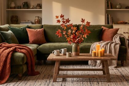Salon confortable pour l'automne : idées d'aménagement avec canapé moelleux, plaids doux et éclairage tamisé.