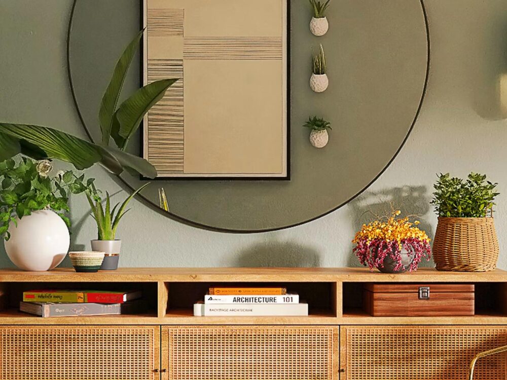 Salon lumineux avec un mur couleur terracotta et des accessoires de décoration chaleureux