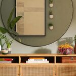 Salon lumineux avec un mur couleur terracotta et des accessoires de décoration chaleureux