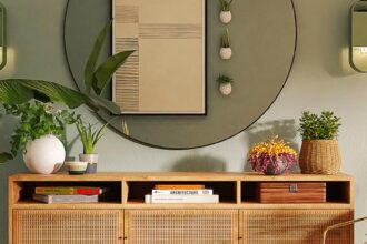 Salon lumineux avec un mur couleur terracotta et des accessoires de décoration chaleureux