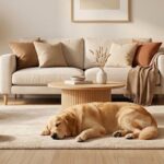 Aspirateur robot discret dans un salon propre avec chien, idéal pour les propriétaires d'animaux domestiques