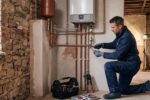 Installation professionnelle d'un système de chauffage central moderne dans une maison ancienne en cours de rénovation énergétique