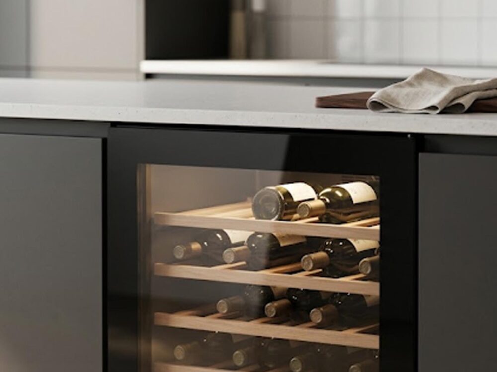Cave à vin de service compacte intégrée dans une cuisine moderne, idéale pour les petits espaces et la conservation des vins