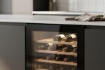 Cave à vin de service compacte intégrée dans une cuisine moderne, idéale pour les petits espaces et la conservation des vins