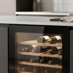 Cave à vin de service compacte intégrée dans une cuisine moderne, idéale pour les petits espaces et la conservation des vins