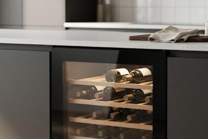 Cave à vin de service compacte intégrée dans une cuisine moderne, idéale pour les petits espaces et la conservation des vins