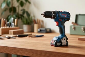 Perceuse-visseuse Bosch bleue sur un établi propre, prête à l'emploi, symbole d'un entretien régulier