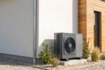 Installation d'une pompe à chaleur air-eau moderne et discrète sur la façade d'une maison contemporaine