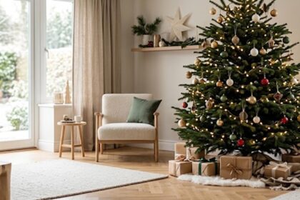 Comparatif entre un sapin nordmann ou epicea dans un salon lumineux